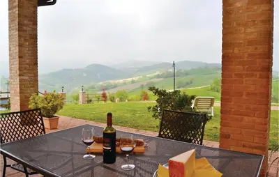 Vista generica sulle montagne o vista sulle montagne dall'interno dell'appartamento