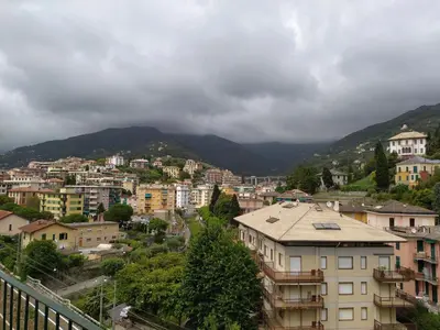 Vista generica sulle montagne o vista sulle montagne dall'interno dell'appartamento