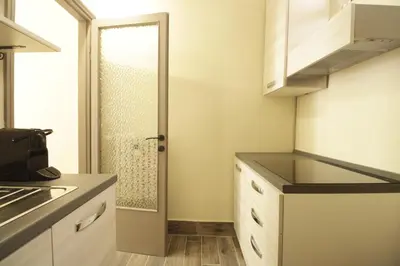 Cucina o angolo cottura di Elegante Suite con giardino in centro storico