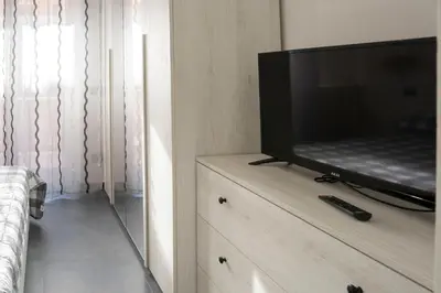 TV o dispositivi per l'intrattenimento presso 021 - Casa Ponente con Terrazzo - CENTRO città, Carruggio e Mare BAIA DEL SILENZIO a 500 m