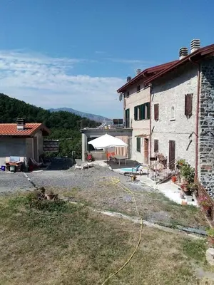 Vista generica sulle montagne o vista sulle montagne dall'interno del bed & breakfast