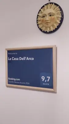 Certificato, attestato, insegna o altro documento esposto da La Casa Dell'Arco