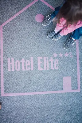 Certificato, attestato, insegna o altro documento esposto da Hotel Elite