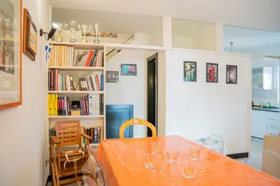 Biblioteca nella casa vacanze