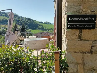 Vista generica sulle montagne o vista sulle montagne dall'interno del bed & breakfast