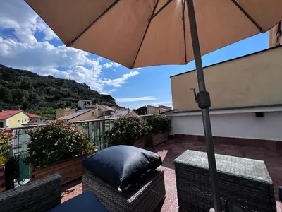 Vista generica sulle montagne o vista sulle montagne dall'interno dell'appartamento