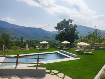 Vista generica sulle montagne o vista sulle montagne dall'interno della casa vacanze