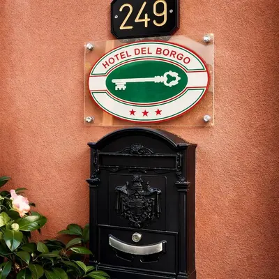 Certificato, attestato, insegna o altro documento esposto da Hotel Del Borgo