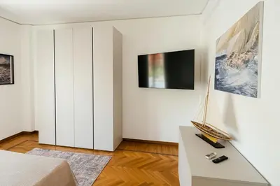 TV o dispositivi per l'intrattenimento presso WELCOME RIVIERA -TORRE D'AVORIO APPARTAMENTO 126 mq piu'terrazzo25 mq - totalmente rinnovato- 250 m dal centro - parcheggio a pagamento 15 euro al giorno da prenotare in anticipo salvo dispo -parking at 15 euro per day to be booked in advance if available