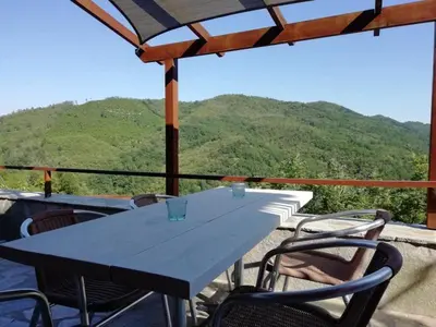 Vista generica sulle montagne o vista sulle montagne dall'interno dell'appartamento