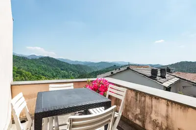 Vista generica sulle montagne o vista sulle montagne dall'interno dell'appartamento