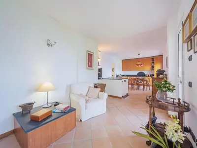 Area soggiorno di Apartment Lambrusca by Interhome