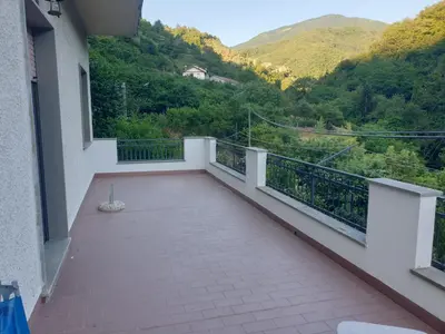 Vista generica sulle montagne o vista sulle montagne dall'interno della casa vacanze