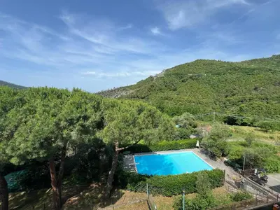 Vista generica sulle montagne o vista sulle montagne dall'interno dell'appartamento