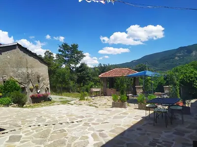 Vista generica sulle montagne o vista sulle montagne dall'interno del bed & breakfast