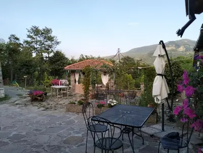Vista generica sulle montagne o vista sulle montagne dall'interno del bed & breakfast