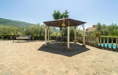 Vista generica sulle montagne o vista sulle montagne dall'interno della casa vacanze