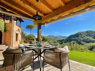 Vista generica sulle montagne o vista sulle montagne dall'interno della casa vacanze
