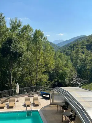 Vista generica sulle montagne o vista sulle montagne dall'interno del bed & breakfast