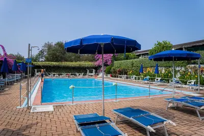 Piscina di 070 - Villa OLANDA con veranda VISTA MARE a 5 minuti SPIAGGIA con PISCINA CONDOMINIALE o nelle vicinanze