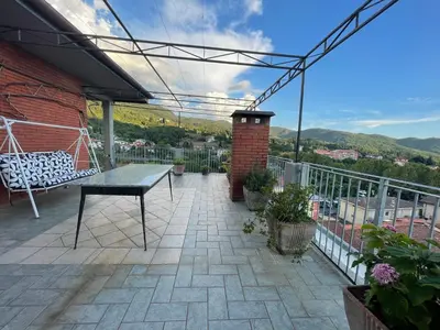 Vista generica sulle montagne o vista sulle montagne dall'interno dell'appartamento