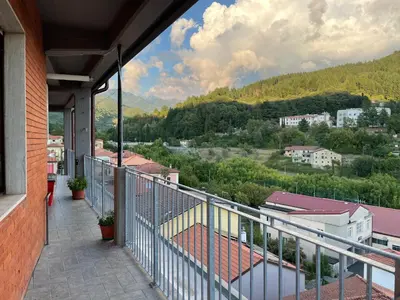 Vista generica sulle montagne o vista sulle montagne dall'interno dell'appartamento