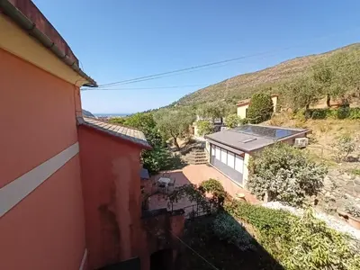 Vista generica sulle montagne o vista sulle montagne dall'interno dell'agriturismo