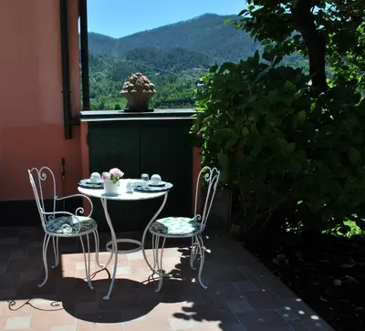Vista generica sulle montagne o vista sulle montagne dall'interno dell'agriturismo