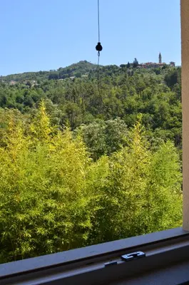Vista generica sulle montagne o vista sulle montagne dall'interno dell'agriturismo