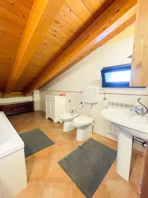 Bagno di Appartamento vista colline