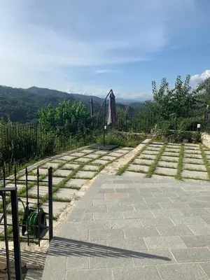 Vista generica sulle montagne o vista sulle montagne dall'interno dell'appartamento