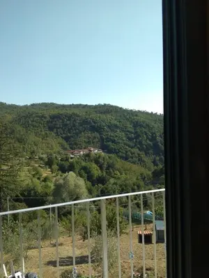 Vista generica sulle montagne o vista sulle montagne dall'interno dell'agriturismo