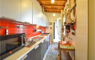 Cucina o angolo cottura di 4 Bedroom Cozy Apartment In Mantova