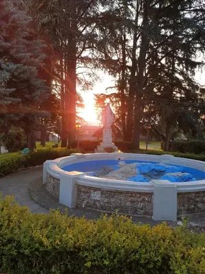 Alba o tramonto visti dall'interno dell'affittacamere o dai dintorni