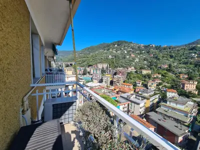 Vista generica sulle montagne o vista sulle montagne dall'interno dell'appartamento