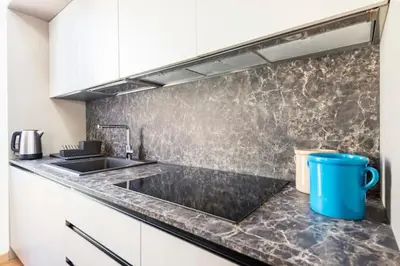 Cucina o angolo cottura di Domus: modern Loft in the center of Parma