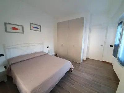 Letto o letti in una camera di Seafront Riva appartamento fronte mare
