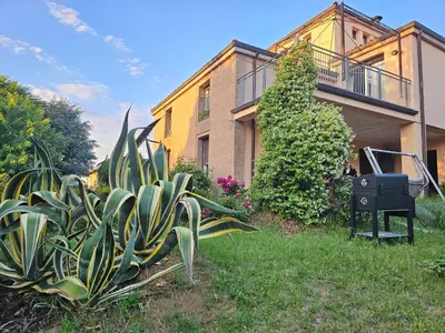 Giardino di Casa VINCENZO 130 mq con portico ed ingresso esclusivo dal giardino