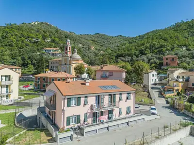 Vista generica sulle montagne o vista sulle montagne dall'interno dell'appartamento