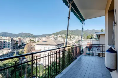 Vista generica sulle montagne o vista sulle montagne dall'interno dell'appartamento