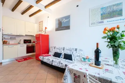 Cucina o angolo cottura di GuestHost - Parma Historic Center Apartment 7min from Duomo