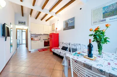 Cucina o angolo cottura di GuestHost - Parma Historic Center Apartment 7min from Duomo