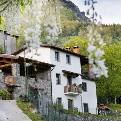 Vista generica sulle montagne o vista sulle montagne dall'interno della villa