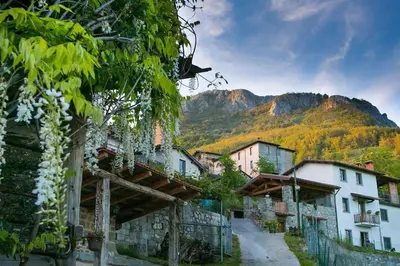 Vista generica sulle montagne o vista sulle montagne dall'interno della villa