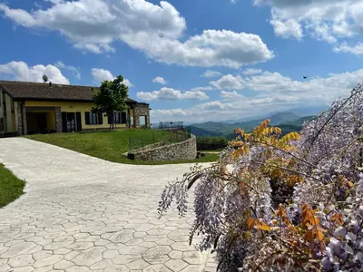 Vista generica sulle montagne o vista sulle montagne dall'interno della villa