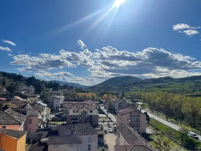 Vista generica sulle montagne o vista sulle montagne dall'interno dell'appartamento