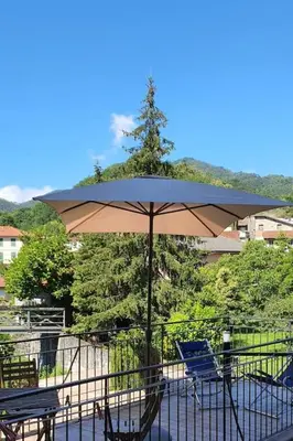 Vista generica sulle montagne o vista sulle montagne dall'interno dell'appartamento