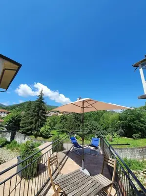 Vista generica sulle montagne o vista sulle montagne dall'interno dell'appartamento