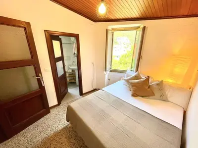 Letto o letti in una camera di Historic Downtown Home By The Sea With King Bed