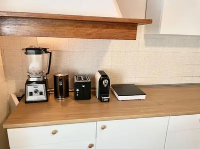 Cucina o angolo cottura di Historic Downtown Home By The Sea With King Bed